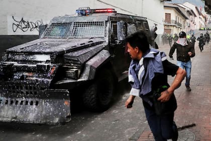 Corridas mientras irrumpen las tanquetas en Quito