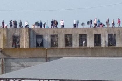 Subidos a los techos, presos de una cárcel reclamaban excarcelaciones