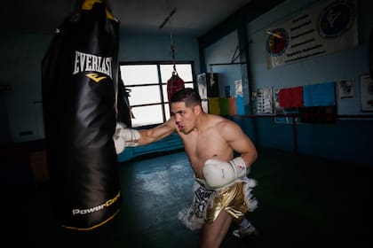 Subió a un ring cuando tenía un año. Fue a upa de su padre cuando este comenzaba una turbulenta carrera de boxeador profesional. No se bajó más.