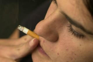 Gran Bretaña aprueba una innovadora ley para que los jóvenes nunca más puedan volver a fumar