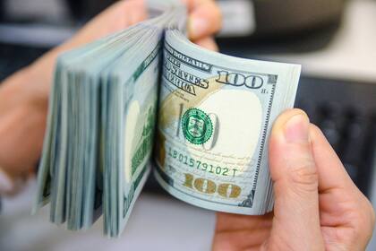 Sucede que cualquier persona que al día de hoy tenga más de $27.300 en su cuenta podría hacer uso de su cupo de US$200, pero la norma no habla de ingresos consistentes con la "compra" o el "acceso" sino con el "ahorro"