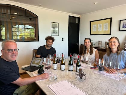 Suckling durante la cata en la bodega Altos Las Hormigas; en la mesa ¿, el vino N°1 de su informe: Jardín de Hormigas Los Amantes