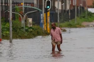 Inundaciones históricas en Sudáfrica dejan casi 400 muertos