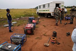 Sudáfrica usa militares para desmantelar operaciones de minería ilegal