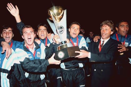 Romero (el segundo desde la izquierda) festeja una de sus consagraciones como futbolista juvenil, la del Sudamericano Sub 20 Chile 1997, con compañeros y el entrenador José Pekerman.
