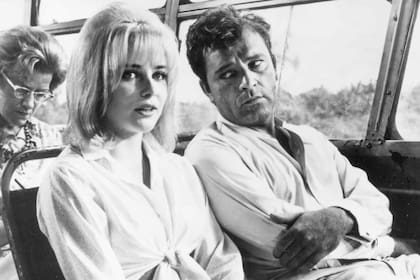 Sue Lyon y Richard Burton en una escena de La noche de la iguana