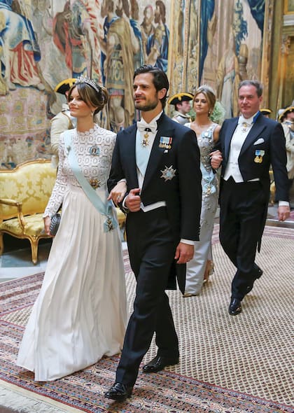 Del brazo de su marido, el príncipe Carlos Felipe, la princesa Sofía lució la tiara de diamantes que había llevado en su boda, con un vestido con cuerpo de encaje de guipure con motivos florales, cinta de grosgrain en la cintura y falda plisada de crêpe, de la colección Resort 2016 de Self Portrait.