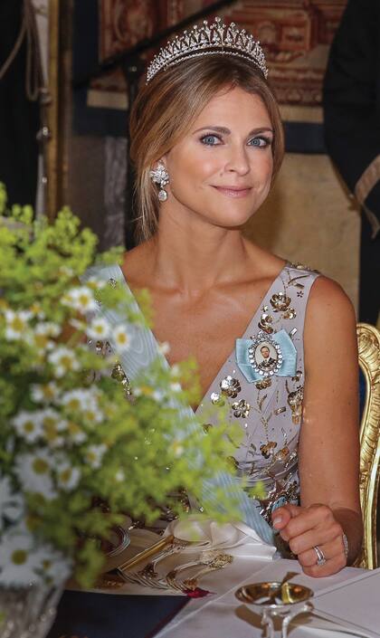 Magdalena optó por la tiara Modern Fringe, también de diamantes, que usó el día de su boda con Christopher O’Neill. Se cree que fue un regalo del rey Carlos Gustavo a su mujer, la reina Silvia, en 1986.