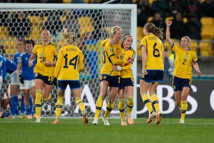 Suecia se erige en uno de los grandes candidatos a ganar la Copa del Mundo por primera vez; viene de golear a Italia por 5-0. Foto jugadores amarillas
