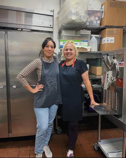 SueEllen Mancini, junto a su madre, en la cocina de su heladería