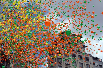 Amarillo, verde, naranja y azules fueron los colores de los globos elegidos este año para la tradicional suelta que se convirtió en una tradición