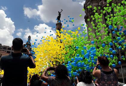 Suelta de globos en San Pablo en la previa de los festejos de fin de año