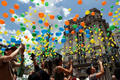 En un tradicional festejo en San Pablo la Asociación Comercial de dicha ciudad lanzó 50.000 globos para festejar los logros del año