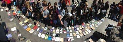 Suelta de libros en una plaza durante la última feria en la capital