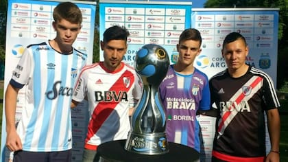 Los hinchas de Atlético Tucumán y River, juntos en la ilusión de alzar la Copa