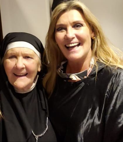 Sueño cumplido: Sandra y su mamá, antes de salir a escena con la obra que escribió para ella