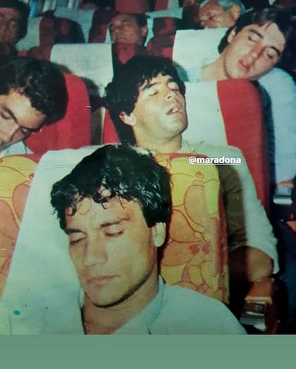 Sueños de campeón... El vuelo de regreso desde México, con Diego en el asiento de atrás