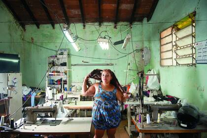 Sueños de pasarela: Leticia Ocampos (21) fabrica quimonos de taekwondo en su casa en Asunción. Siempre soñó con ser una modelo profesional