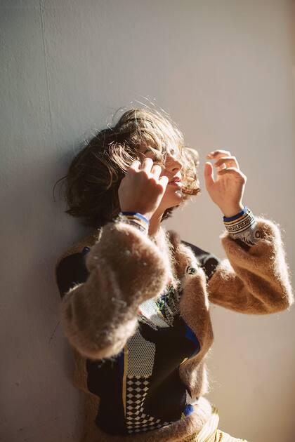 Suéter de cuello redondo con estampas aplicadas y puños estampados, pantalón de tafeta cuadrillé tiro medio (Jazmín Chebar)