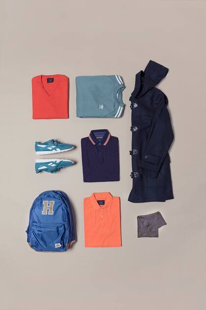 Suéter escote V (Giesso, $4486), buzo (Adidas Originals, $2699), montgomery de paño (Perramus, $10.550), zapatillas (Reebok, $1278), chemise, mochila (Tommy Hilfiger, $3996 y $4620), chemise y pochette de seda (Giesso, $1686 y $1396).
