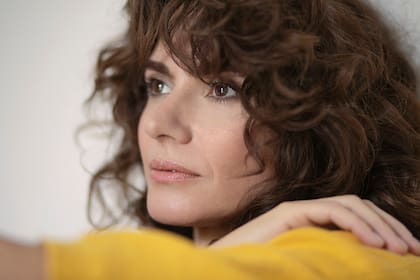 Suéter (Etiqueta Negra, $3950), short de denim negro (Etiqueta Negra, $2900), zapatos (A pie para Grimoldi, $4500).