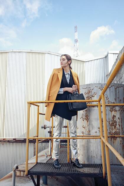 Suéter largo con detalles de perlas en las mangas (Jazmín Chebar), calza engomada (Giesso), zapatillas (Blaquè), sobre (Mishka).