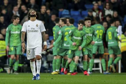 Sufre Marcelo por la derrota ante Real Sociedad; Real Madrid cayó 4-3 en el mismísimo Santiago Bernabéu