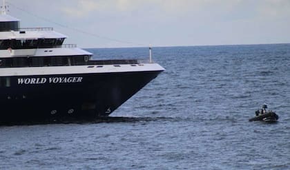 Sufría un ataque al corazón en un buque turístico y se montó un operativo para rescatarlo.