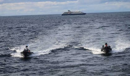Sufría un ataque al corazón en un buque turístico y se montó un operativo para rescatarlo.