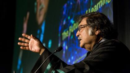 Sugata Mitra, al recibir el doctorado Honoris Causa de la Universidad Siglo 21