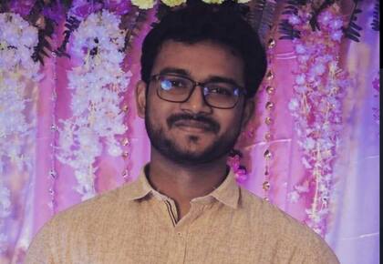 Sujay Shah, el joven estudiante indio que captó la estremecedora imagen de la araña y la rana en una pared de su casa