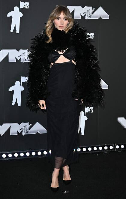 Suki Waterhouse decidió ir a la entrega de premios para apoyar a su amiga, Taylor Swift. La modelo y pareja del actor Robert Pattinson, quienes se convirtieron en padres en marzo pasado, disfrutó de la velada enfundada en un vestido lencero de Dolce & Gabbana