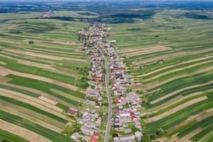 Dónde queda y cómo es el pueblo de una sola calle donde viven 6000 personas