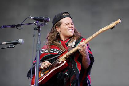 La australiana Tash Sultana también pasó por el Lolla y desplegó su música en el escenario Alternative