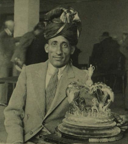 Sultan Khan con el trofeo de campeón de Inglaterra de 1932, en la segunda de las tres temporadas en que logró ese título.