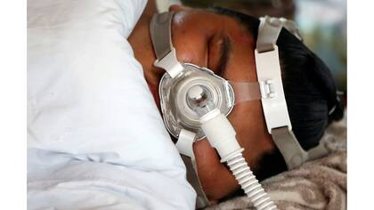 Para mantener su peso, los luchadores duermen durante varias horas inmediatamente después de comer, usando máscaras para ayudarlos a respirar.