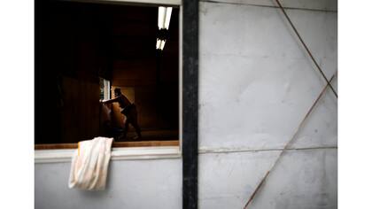 Un luchador toma un descanso durante el entrenamiento