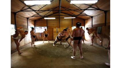 El mongol Tomozuna Oyakata, o maestro del establo Tomozuna (derecha), asiste a la sesión de entrenamiento de sus luchadores en el templo Ganjoji Yakushido en Nagoya