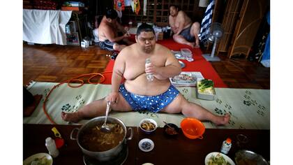 Un luchador durante el almuerzo en el hall principal del templo