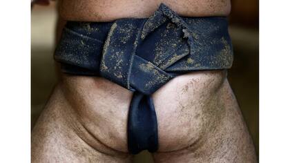 Un taparrabos, o mawashi, cubierto de arena durante una sesión de entrenamiento