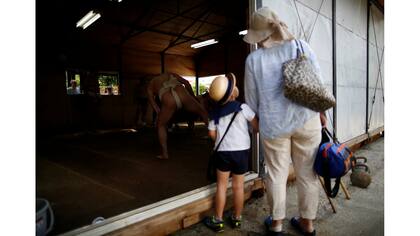 Residentes locales miran una sesión de entrenamiento en el templo