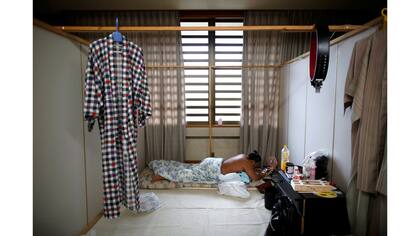 El luchador de sumo Kyokutaisei con su celular durante una pausa en el entrenamiento