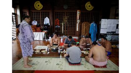 El almuerzo, preparado por los luchadores junior, está constituido de patas de cerdo, sardinas a la parrilla y fritas, arroz al vapor y "chanko nabe", un especie de guiso. Se dice que consumen 8.000 calorías al día