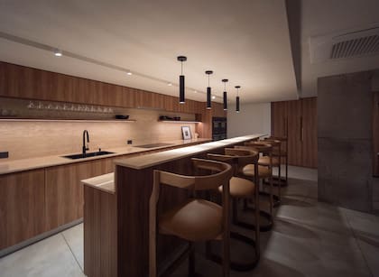 Sum de última generación con cocina completa y espacio para 50 personas.