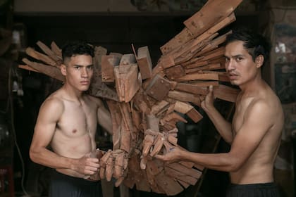 Sumaj y Marcos, artesanos de la madera en su galpón- taller.