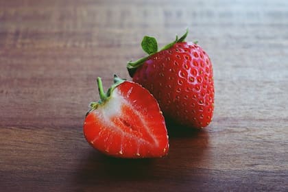 Sumar la frutilla a la dieta diaria aporta beneficios a la salud (Foto Pexels)