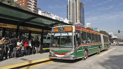 Sumarán tecnología en 10.000 colectivos para que los pasajeros sepan sus horarios de llegada