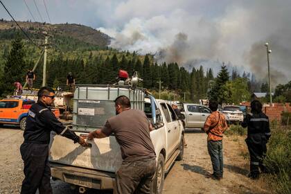 Sumaron que más de 200 personas y seis medios aéreos en el Parque Nacional Los Alerces