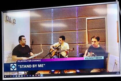 Integrantes de Playing For Change ejecutaron la canción Stand by me