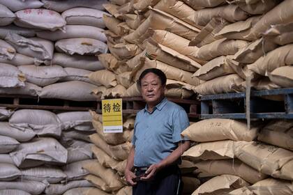Sun Dawu posando en un almacén de piensos en Hebei, en las afueras de Pekín